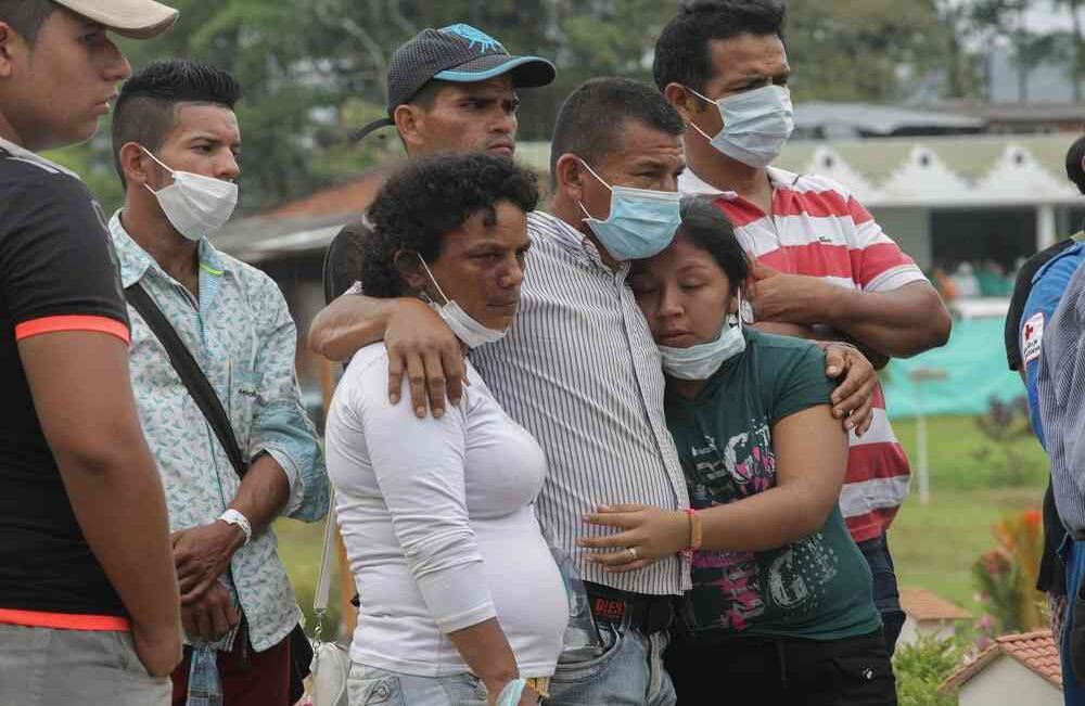 Familiares dan el último adios a su ser querido el miércoles 5 de abril de 2017 en Mocoa, Putumayo, luego que la noche del 31 de marzo una avalancha provocada por el desbordamiento de los ríos Mocoa, Mulato y Sangoyaco arrasó con todo lo que encontró a su paso. Hasta el momento la cifra de muertos se eleva a  301víctimas mortales y un indeterminado numero de desaparecidos. Foto: Carlos Julio Martínez / Enviado Especial de Semana