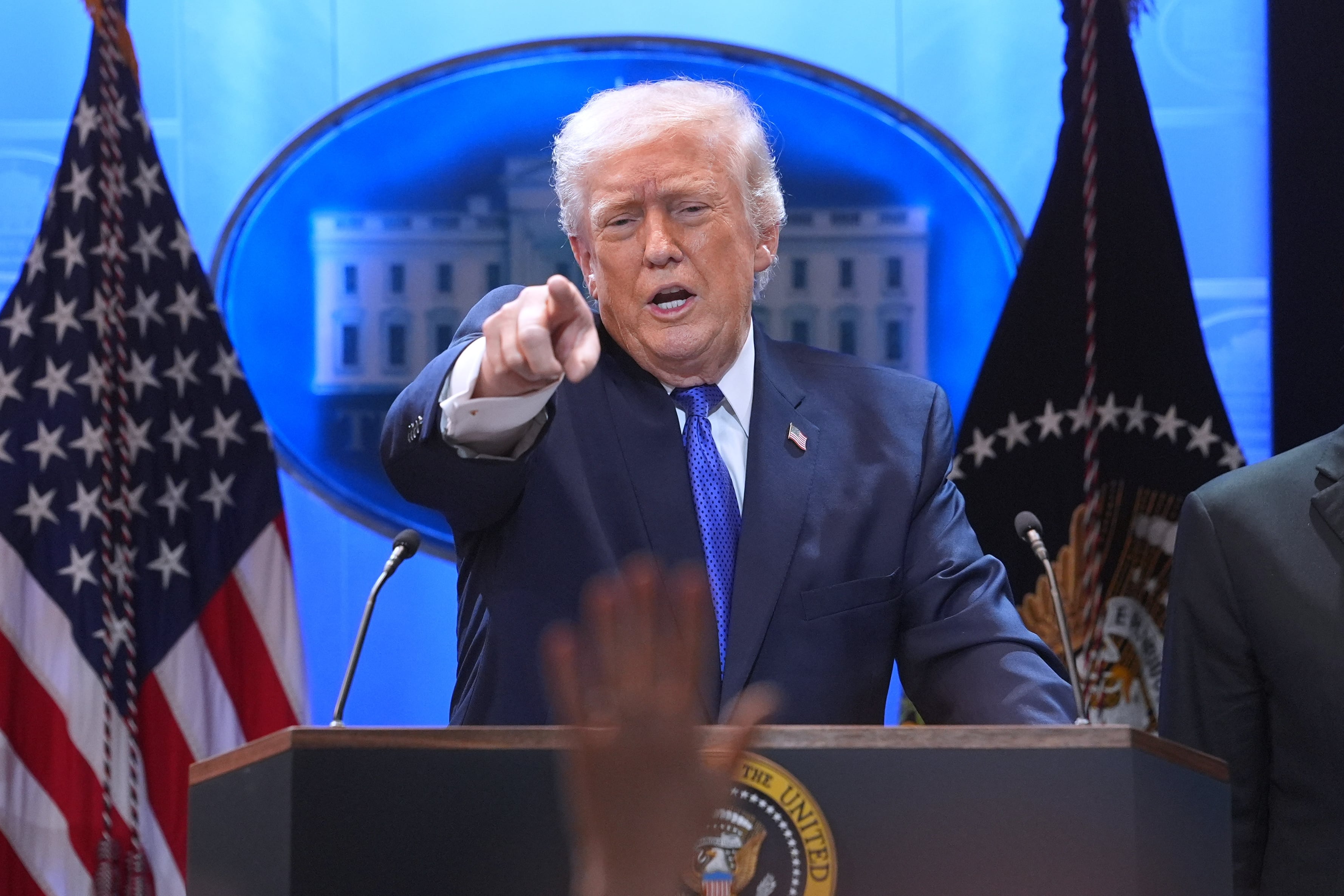 El presidente Donald Trump habla durante una conferencia de prensa en la Casa Blanca.