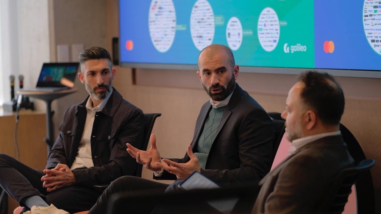 Diego Szteinhendler, vicepresidente senior de fintechs y socios digitales para América Latina y El Caribe en Mastercard; Abdul Assal, líder de desarrollo de Negocio de Galileo para Brasil y Colombia y Rafael Odremanr, Head of Partnerships de Finnosummit, presentes en la charla sobre inteligencia artificial en las Fintech.