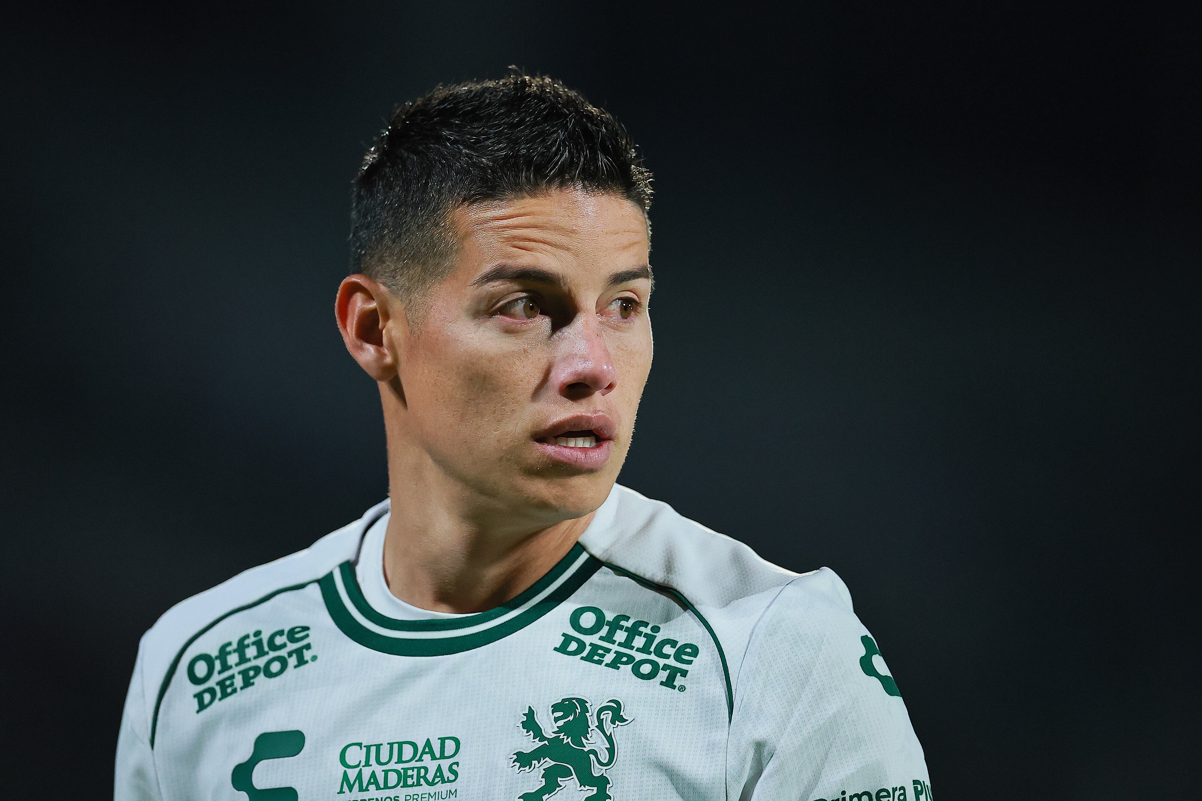 MEXICO CITY, MEXICO - APRIL 15: James Rodriguez of Leon loo during the 16th round match between Cruz Azul and Leon as part of the Torneo Clausura 2025 Liga MX at Estadio Olimpico Universitario on April 15, 2025 in Mexico City, Mexico. (Photo by Manuel Velasquez/Getty Images)