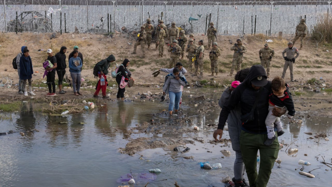 La Guardia Nacional de Texas lleva a cabo una operación utilizando armas no letales, específicamente una pistola de gas pimienta, para dispersar a los migrantes que mantienen un campamento dentro del Río Grande, en la frontera entre México y Estados Unidos, en Ciudad Juárez, México, el 20 de abril de 2024. (Foto de David Peinado/Anadolu vía Getty Images)