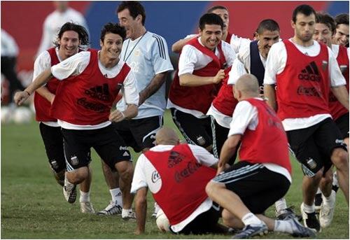 Argentina se entrena con brutal fuerza para arrazar a Estados Unidos, su primer contrincante. 