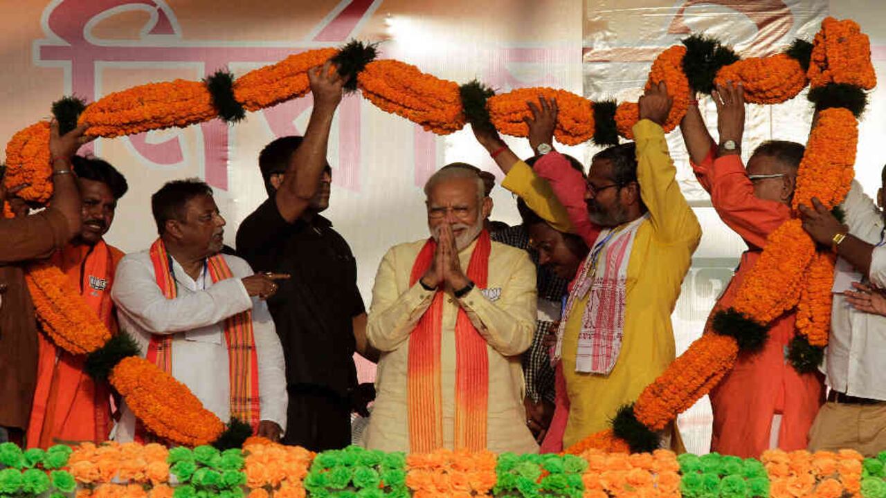 Las acusaciones contra Modi no son nuevas. Cuando era el primer ministro del estado de Gujarat en 2002, ordenó asesinar a unos 2.000 manifestantes, en su mayoría musulmanes. Los que sobrevivieron terminaron en guetos.