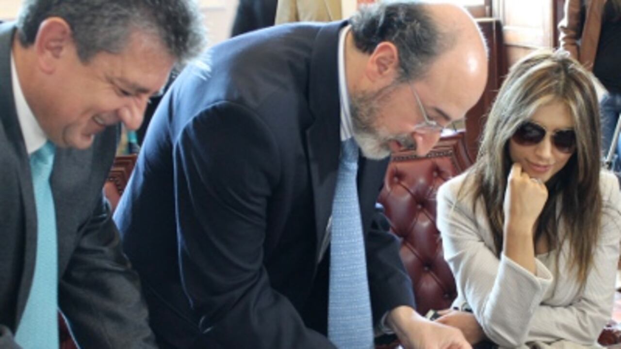 En la radicación del proyecto de ley, el senador Lozano estuvo acompañado por la presentadora Jessica Cediel, quien asegura fue víctima de un tratamiento médico mal realizado.