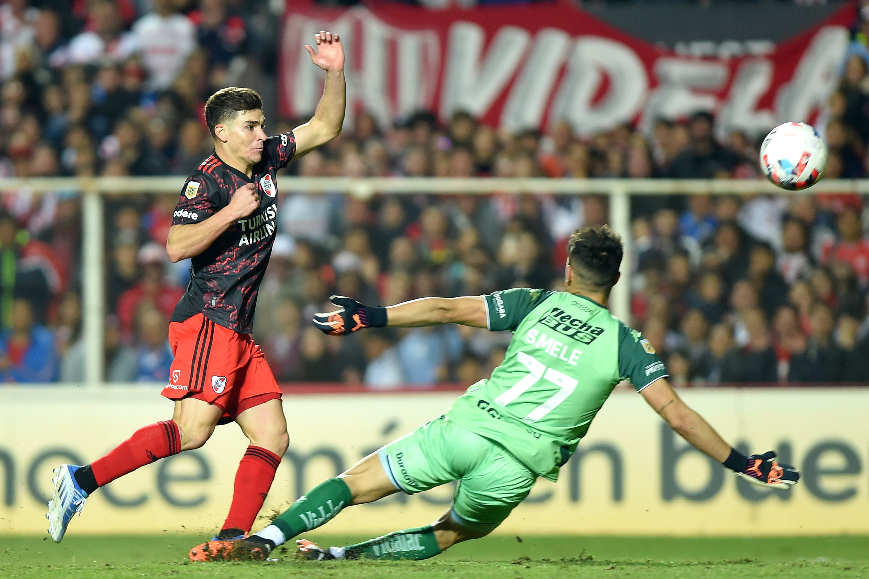 SANTA FE, ARGENTINA - JUNE 19: Julián Álvarez of River Plate kicks the ball over Santiago Mele goalkeeper of Unión to score his team's fifth goal during a match between Union and River Plate as part of Liga Profesional 2022 at Estadio 15 de Abril on June 19, 2022 in Santa Fe, Argentina. (Photo by Luciano Bisbal/Getty Images)