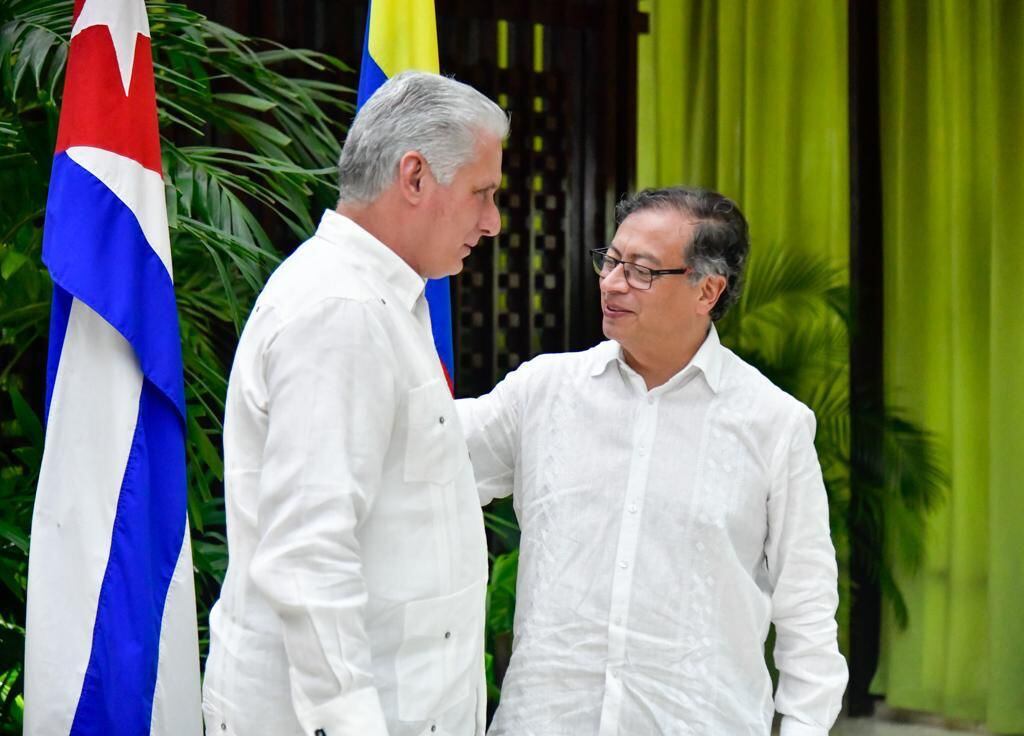 Gustavo Petro y su homólogo, Miguel Díaz - Canel, en medio de la mesa de diálogo con el ELN en Cuba.