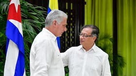 Gustavo Petro y su homólogo, Miguel Díaz - Canel, en medio de la mesa de diálogo con el ELN en Cuba.