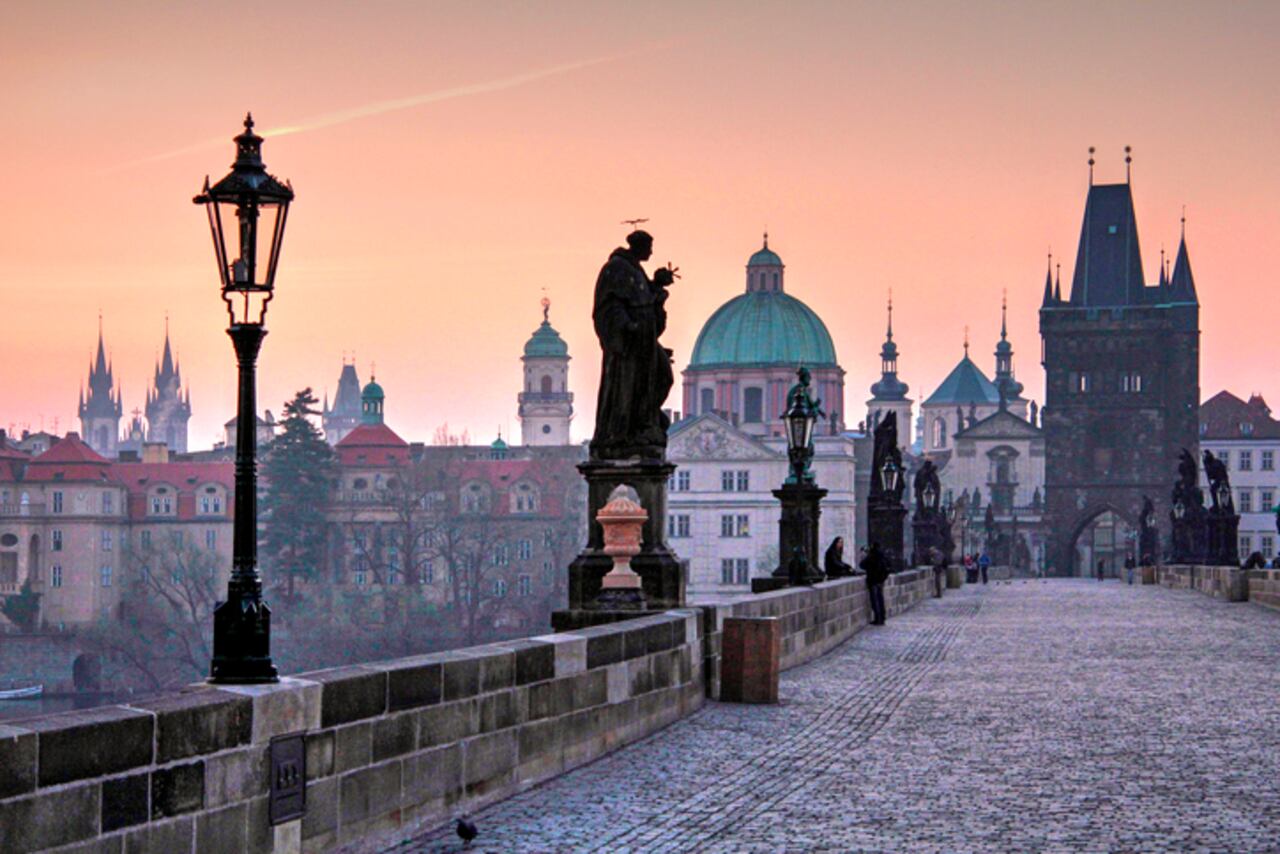 El puente de Carlos, el más viejo de Praga, capital de República Checa