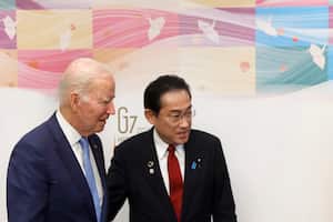 El presidente Joe Biden, a la izquierda, le da la mano al primer ministro de Japón, Fumio Kishida, antes de una reunión bilateral en Hiroshima, Japón, el jueves 18 de mayo de 2023, antes del inicio de la Cumbre del G-7. (Kiyoshi Ota/Pool Photo via AP)