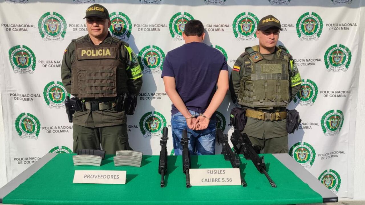 Hombre capturado cuando viaja en bus con todo un arsenal.