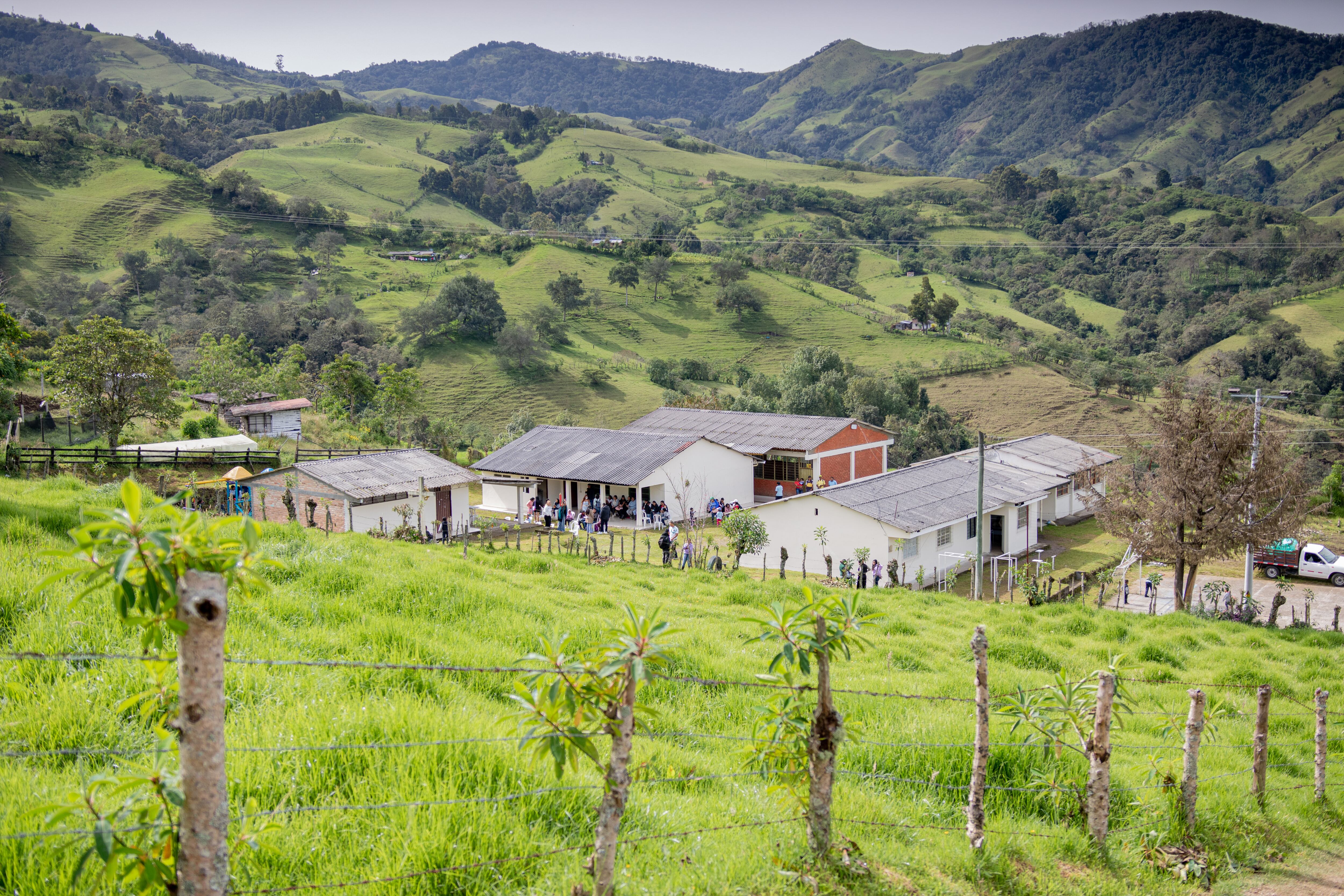 La actividad social incluyó la entrega de útiles escolares y materiales pedagógicos para estudiantes de la Institución Educativa Santa Elena La Cabrera y sus sedes rurales, buscando impactar a las comunidades campesinas.