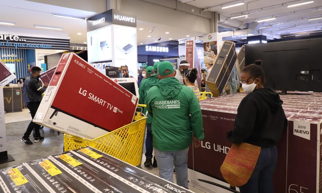 Tiendas abrieron desde la media noche de este viernes para el día sin IVA.