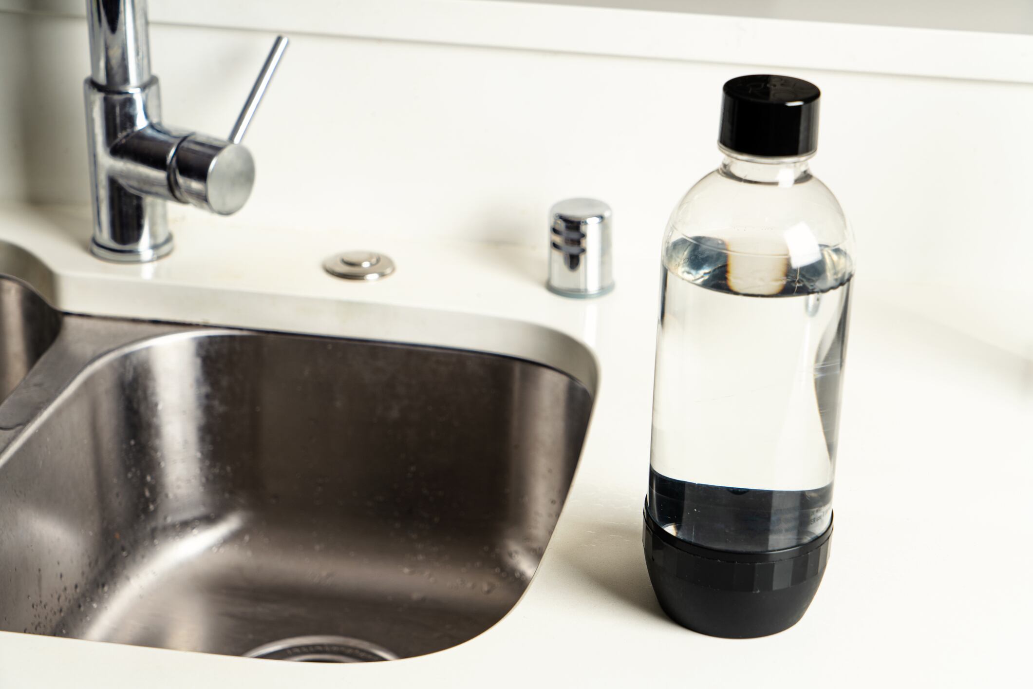 Los residentes de Bogotá encuentran una solución creativa para reducir su consumo de agua durante el racionamiento.