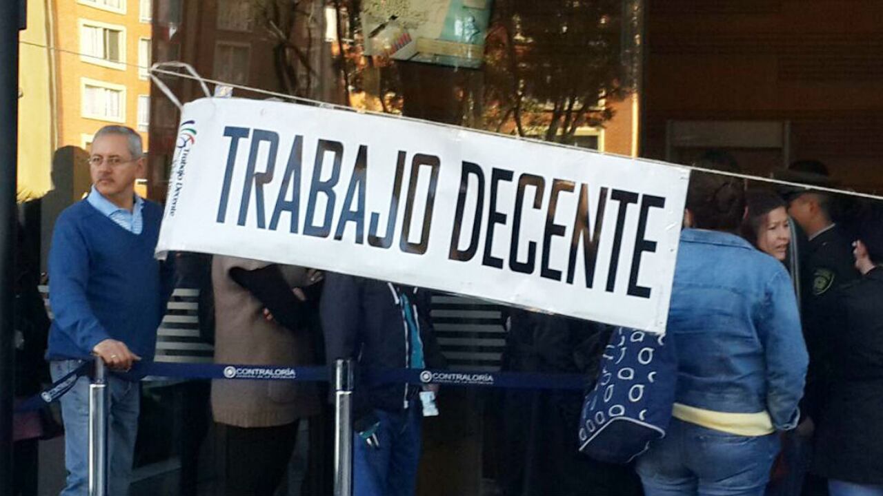 Trabajadores de la Contraloría piden que no los desalogen.