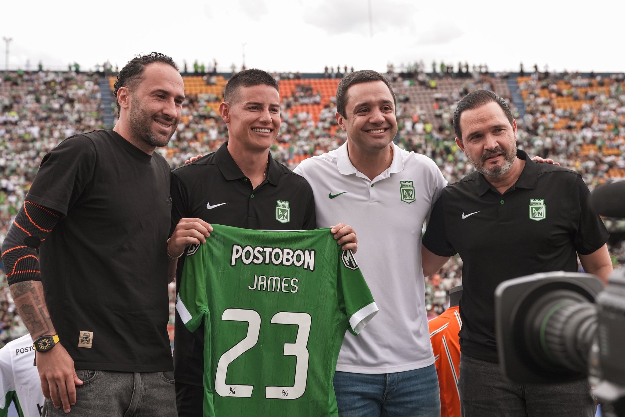 Presentación de James Rodríguez ante la hinchada de Atlético Nacional en compañía de David Ospina, Sebastián Arango y Víctor Marulanda