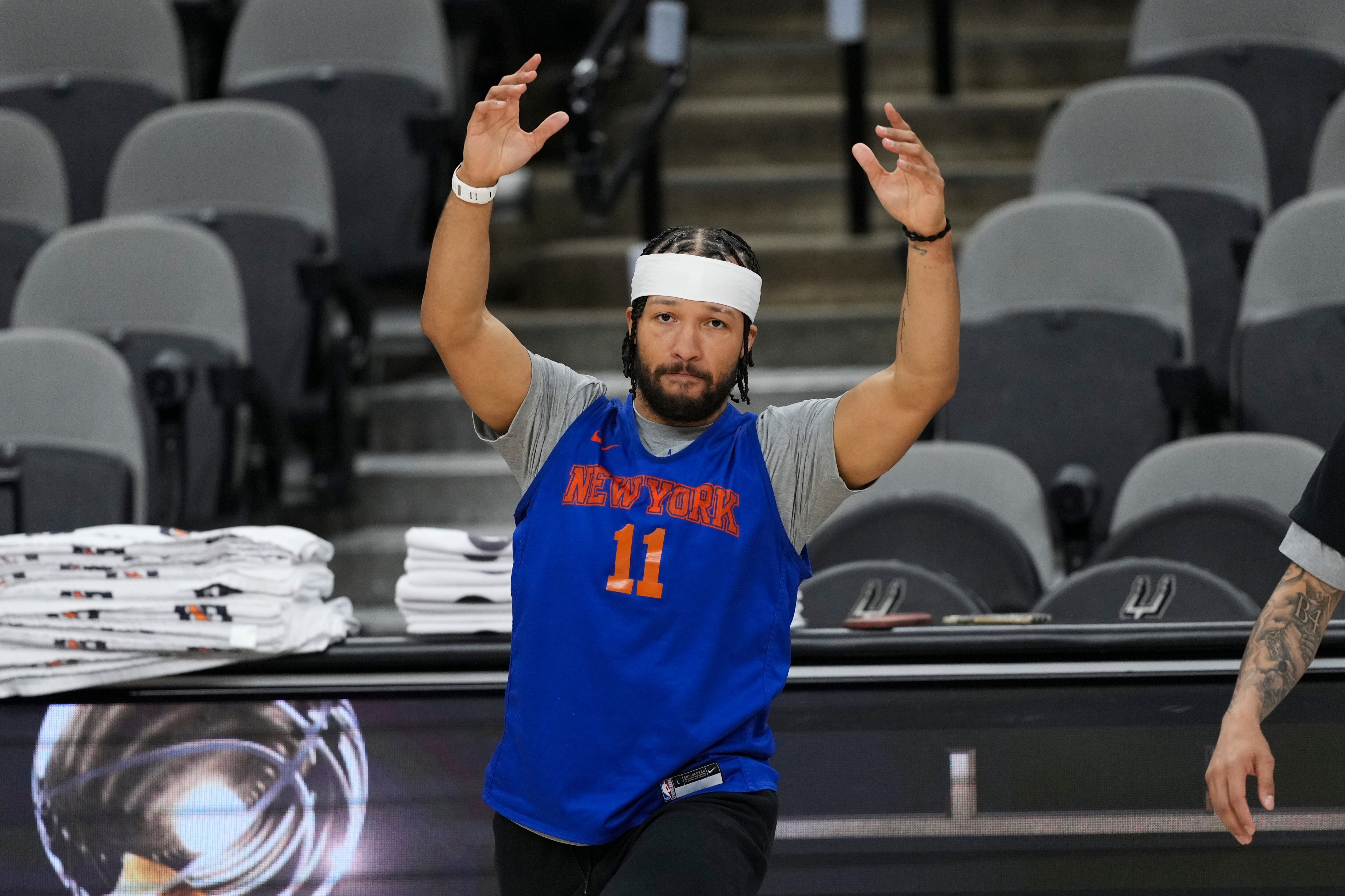 El base de los New York Knicks, Jalen Brunson, se estira durante un entrenamiento antes del inicio de la serie de baloncesto de las Finales de la NBA contra los San Antonio Spurs, el martes 2 de junio de 2026, en San Antonio. (Foto AP/Eric Gay)