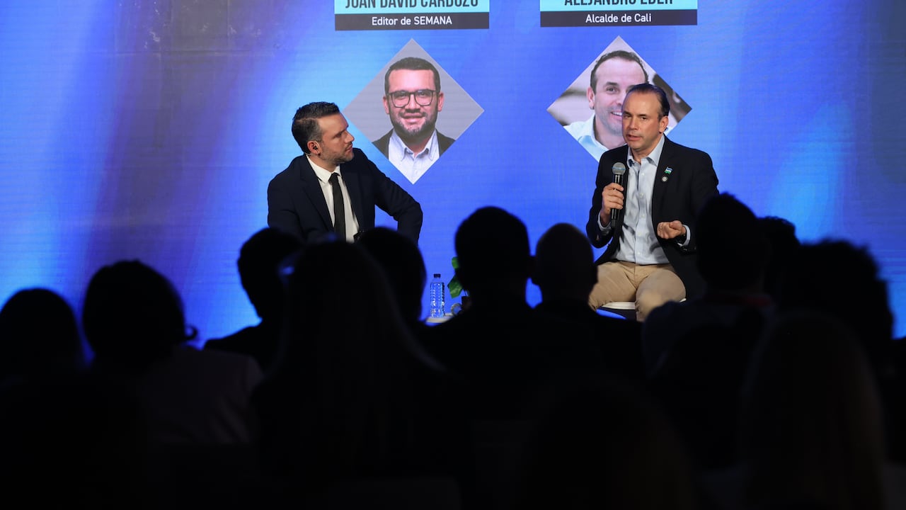 De izquierda a derecha: Juan David Cardozo, editor de SEMANA y Alejandro Eder, alcalde de Cali.