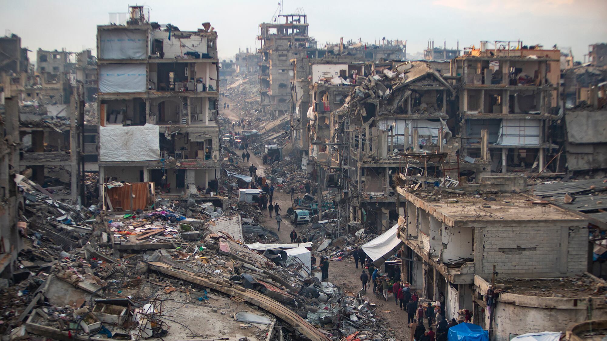 Palestinos caminan entre la destrucción causada por la ofensiva aérea y terrestre de Israel en Jabaliya, Franja de Gaza. Ocurrió el martes 11 de febrero de 2025.