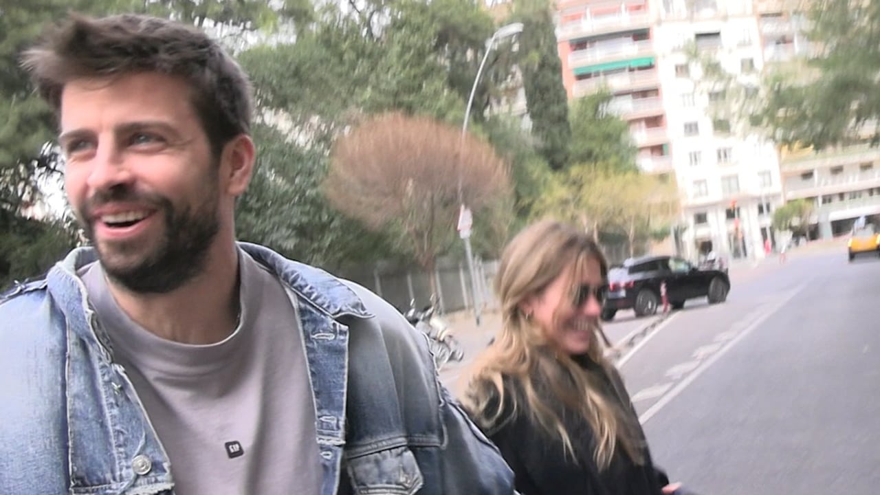 Gerard Piqué y Clara Chía, de la mano y entre risas, responden por fin a las preguntas de la prensa