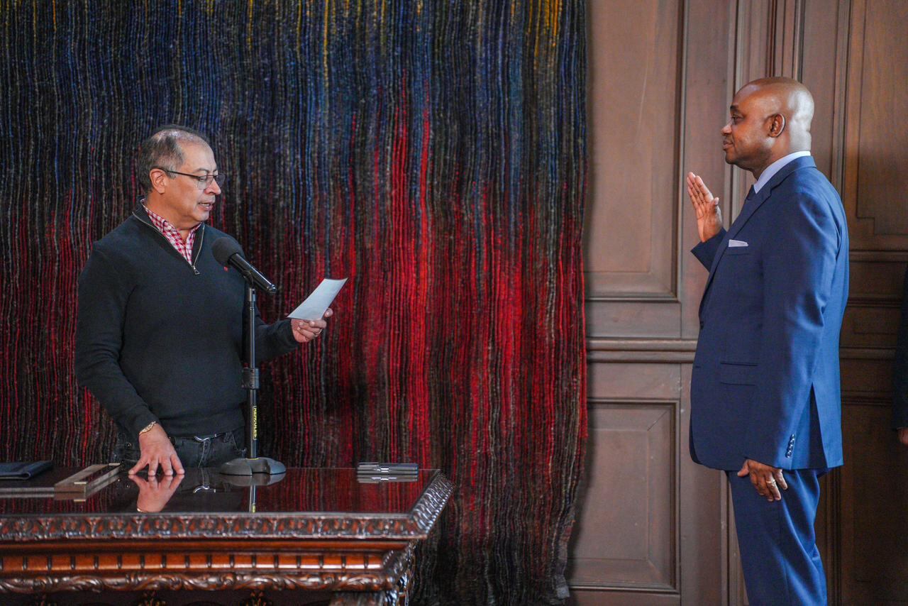 El mandatario reapareció sin gorra en la posesión del canciller Luis Gilberto Murillo.