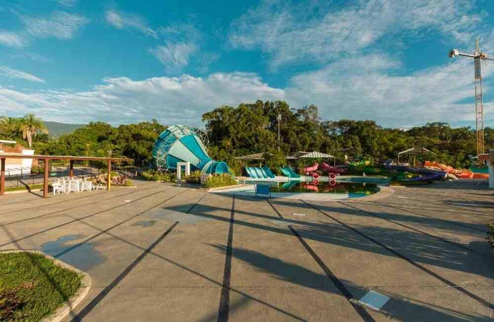 Melgar también vive uno de los peores momentos de su historia. En muchos de sus locales puede leerse: “Se vende o se arrienda”. A pesar del buen inicio de año, desde marzo muchos agonizan. “Cuando la alcaldesa de Bogotá decretó el simulacro de cuarentena, quedamos maniatados. Todos nos estábamos preparando para el puente hasta que dijeron que no, que nadie podía salir de Bogotá. Yo creo que nadie lo veía venir. Menos de esa forma. En cuestión de días, los esfuerzos se redujeron a resistir con dolor y paciencia”, dice el dueño la discoteca La Roca. Foto: Karen Salamanca/ SEMANA.