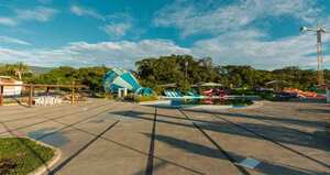 Melgar también vive uno de los peores momentos de su historia. En muchos de sus locales puede leerse: “Se vende o se arrienda”. A pesar del buen inicio de año, desde marzo muchos agonizan. “Cuando la alcaldesa de Bogotá decretó el simulacro de cuarentena, quedamos maniatados. Todos nos estábamos preparando para el puente hasta que dijeron que no, que nadie podía salir de Bogotá. Yo creo que nadie lo veía venir. Menos de esa forma. En cuestión de días, los esfuerzos se redujeron a resistir con dolor y paciencia”, dice el dueño la discoteca La Roca. Foto: Karen Salamanca/ SEMANA.