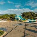 Melgar también vive uno de los peores momentos de su historia. En muchos de sus locales puede leerse: “Se vende o se arrienda”. A pesar del buen inicio de año, desde marzo muchos agonizan. “Cuando la alcaldesa de Bogotá decretó el simulacro de cuarentena, quedamos maniatados. Todos nos estábamos preparando para el puente hasta que dijeron que no, que nadie podía salir de Bogotá. Yo creo que nadie lo veía venir. Menos de esa forma. En cuestión de días, los esfuerzos se redujeron a resistir con dolor y paciencia”, dice el dueño la discoteca La Roca. Foto: Karen Salamanca/ SEMANA.