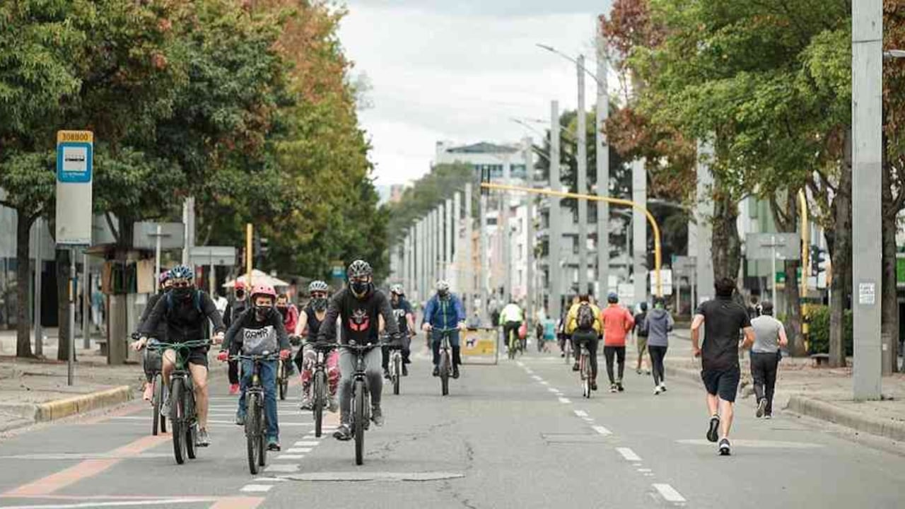 Decenas de cuidadanos se ejercitaron en el regreso de la ciclovía. Foto Karen Salamanca SEMANA.