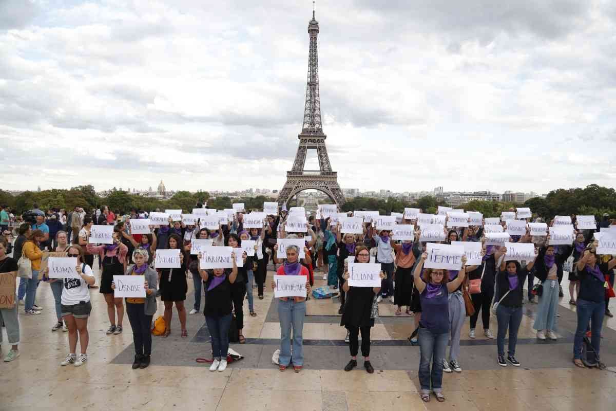 Personas sostienen pancartas con nombres de mujeres en la plaza Trocadero frente a la torre Eiffel, en París, el 1 de septiembre de 2019, durante una manifestación convocada por la organización feminista "Nous Toutes" para denunciar el centésimo feminicidio del año. En el año 2018, el Ministerio del Interior había identificado 121 feminicidios. (Foto por Zakaria ABDELKAFI / AFP)