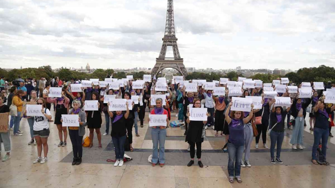 Personas sostienen pancartas con nombres de mujeres en la plaza Trocadero frente a la torre Eiffel, en París, el 1 de septiembre de 2019, durante una manifestación convocada por la organización feminista "Nous Toutes" para denunciar el centésimo feminicidio del año. En el año 2018, el Ministerio del Interior había identificado 121 feminicidios. (Foto por Zakaria ABDELKAFI / AFP)