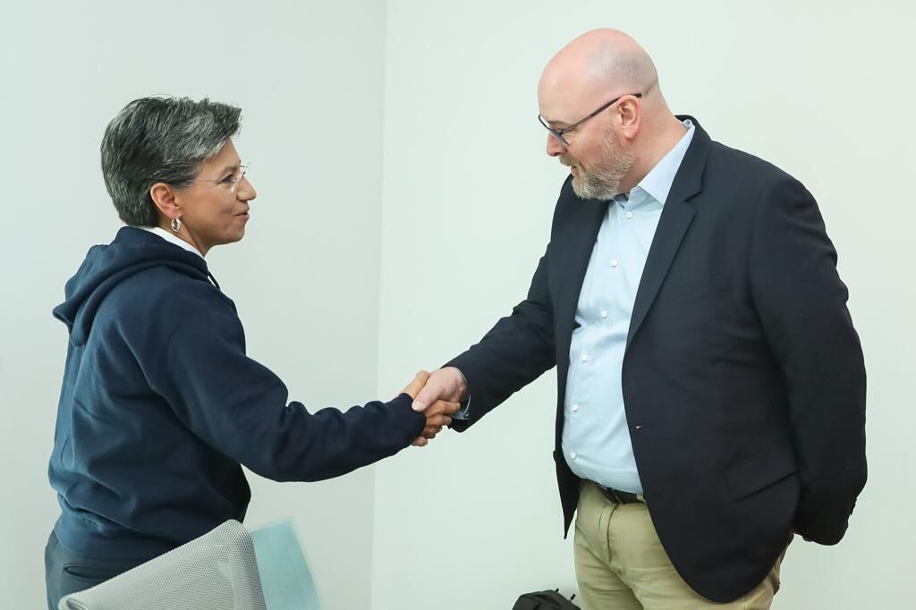 Alcaldesa Claudia López anuncia colaboración con Amazon Web Services.