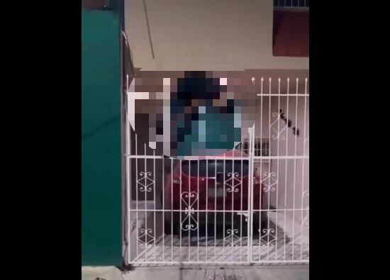 Un presunto ladrón quedó ensartado en la parte superior de la reja de una vivienda en el barrio San José, en la ciudad mexicana de Campeche.