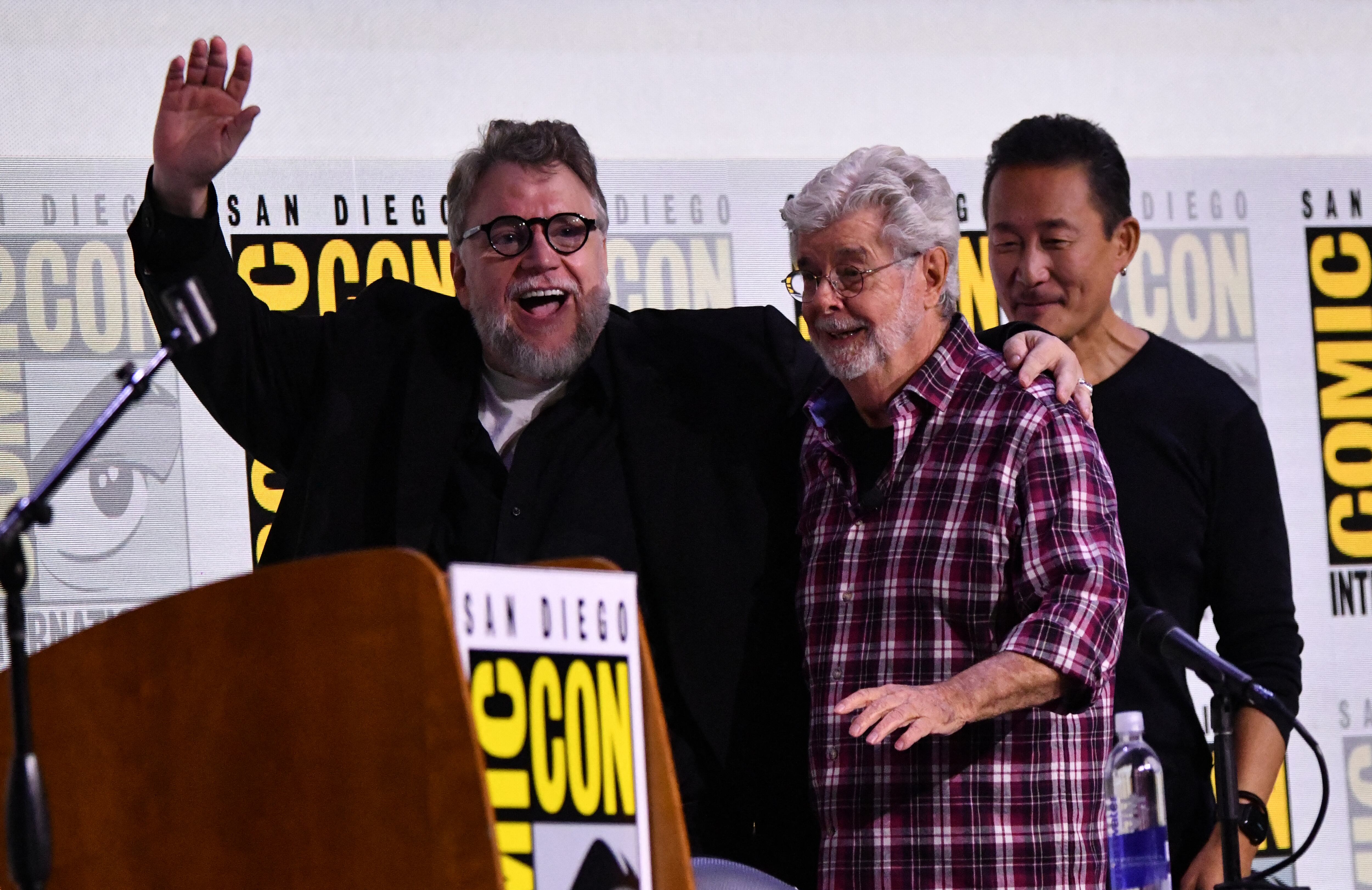El cineasta mexicano Guillermo del Toro, el cineasta estadounidense George Lucas y el diseñador estadounidense Doug Chiang se retiran tras la presentación anticipada del panel sobre el Lucas Museum of Narrative Art, en el Salón H del centro de convenciones durante la Comic-Con International en San Diego, California, el 27 de julio de 2025.