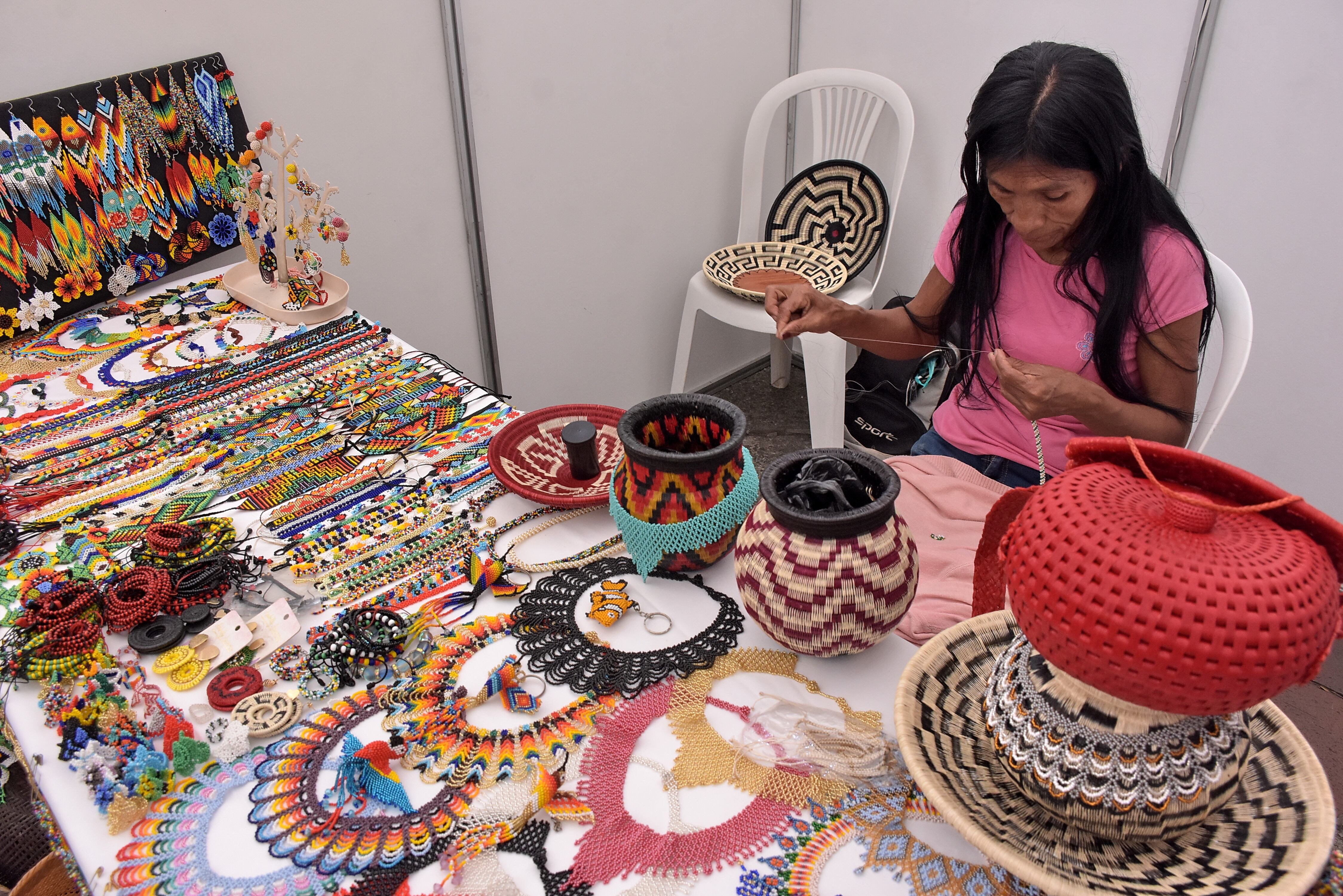 Desde hoy y hasta el 11 de noviembre en el bulevar del Río se realiza la feria Emprende Pacífico, en la cuál participan 105 víctimas del conflicto emprendedoras. Esta actividad, organizada por la Unidad para las Víctimas, la Alcaldía de Cali, la Gobernación y el Sena busca honrar las experiencias y el valor de personas que han sido afectadas por la guerra y salen adelante con sus emprendimientos.