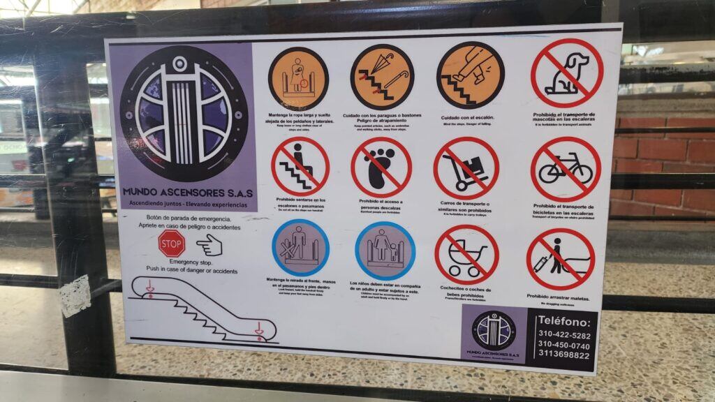 Señalización visible que advierte sobre el riesgo y prohíbe el acceso de animales sin guacal o sin ser cargados en el  Centro Comercial Terminal del Norte.