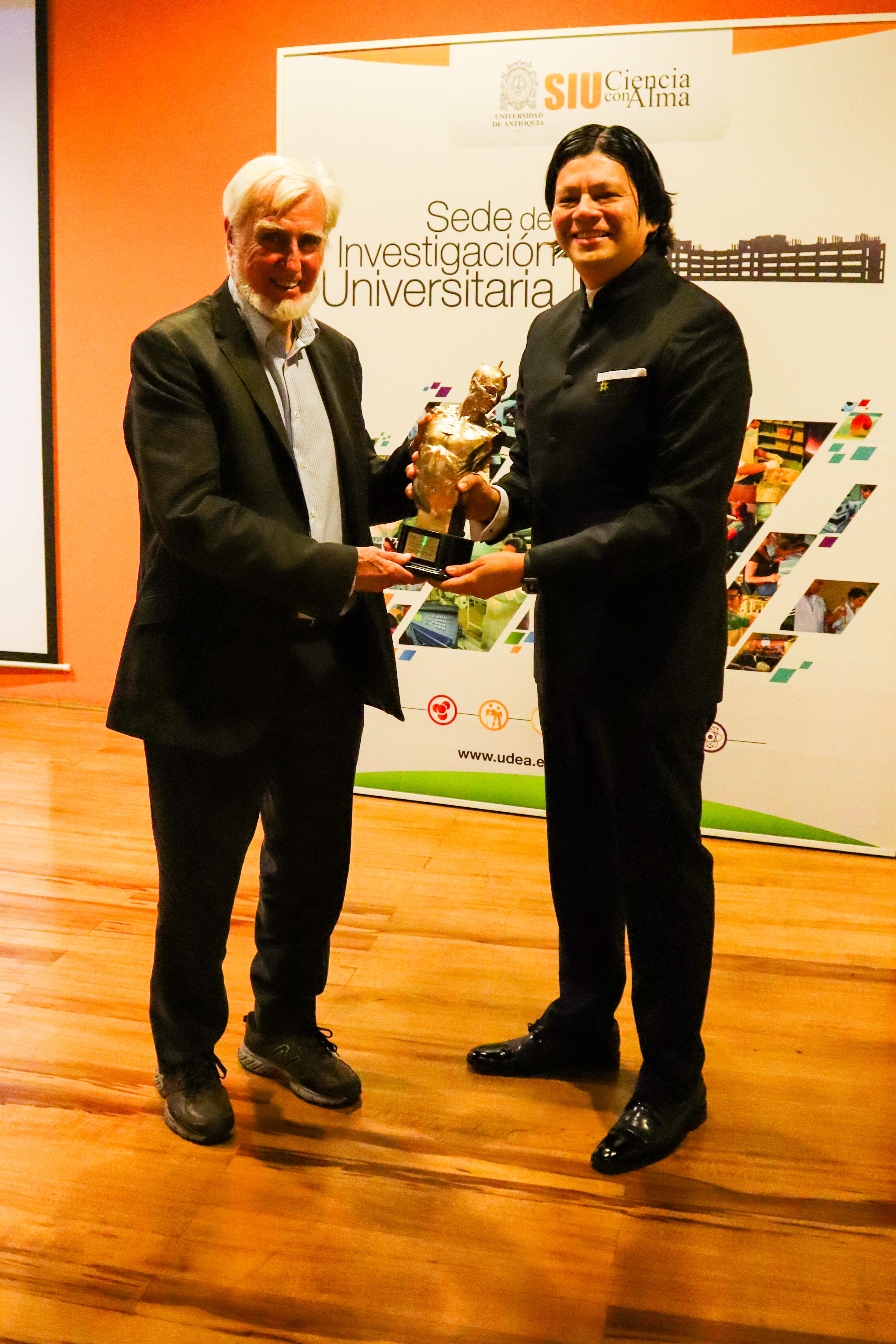 A la izquierda John O’Keefe y a la derecha William Omar Contreras.