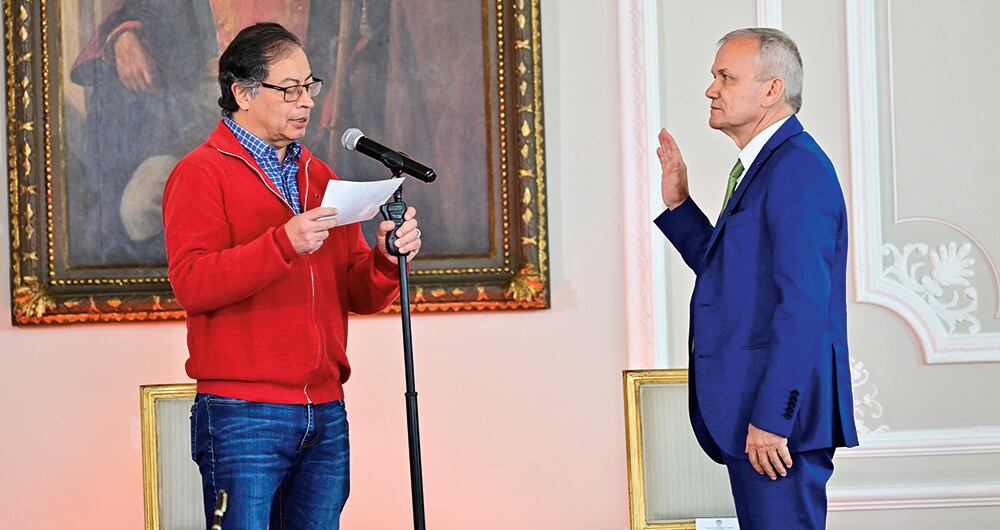   Carlos Ramón González dejó la copresidencia de la Alianza Verde para acompañar a Petro en el Gobierno. Hoy está en la mira de la justicia. 