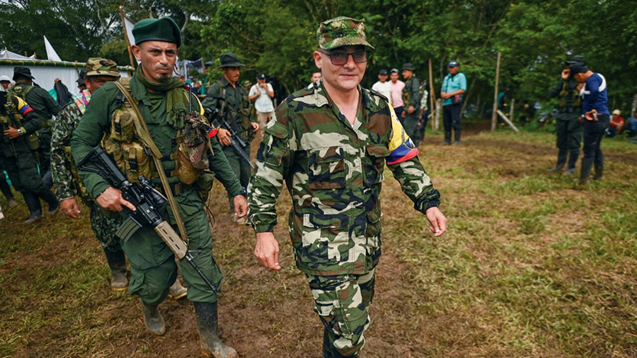 Iván Mordisco, según sus documentos, pretende revivir la vieja guerrilla de las Farc-EP. Hoy tiene bajo su mando a unos 3.700 hombres por todo el país.