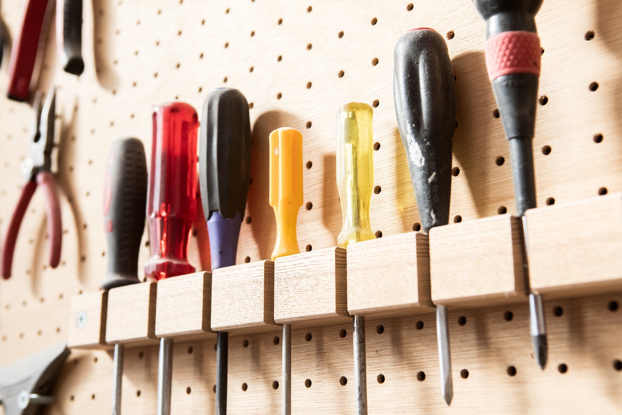 Los propietarios de vehículos saben que la adquisición de un conjunto básico de herramientas puede marcar la diferencia entre un viaje tranquilo y uno lleno de contratiempos.