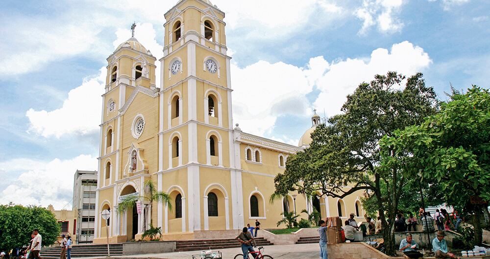 La Catedral de San Francisco de Asís está situada en la Plaza Santander de Sincelejo, capital de Sucre.