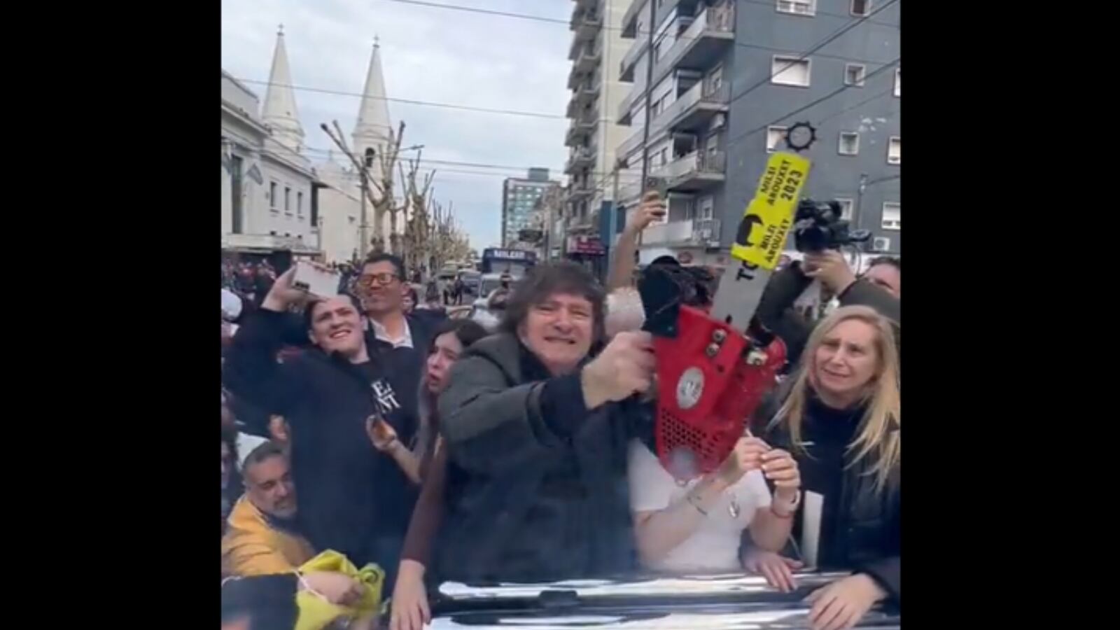 Javier Milei envuelto en una nueva polémica tras aparecer manipulando una motosierra en vía pública.