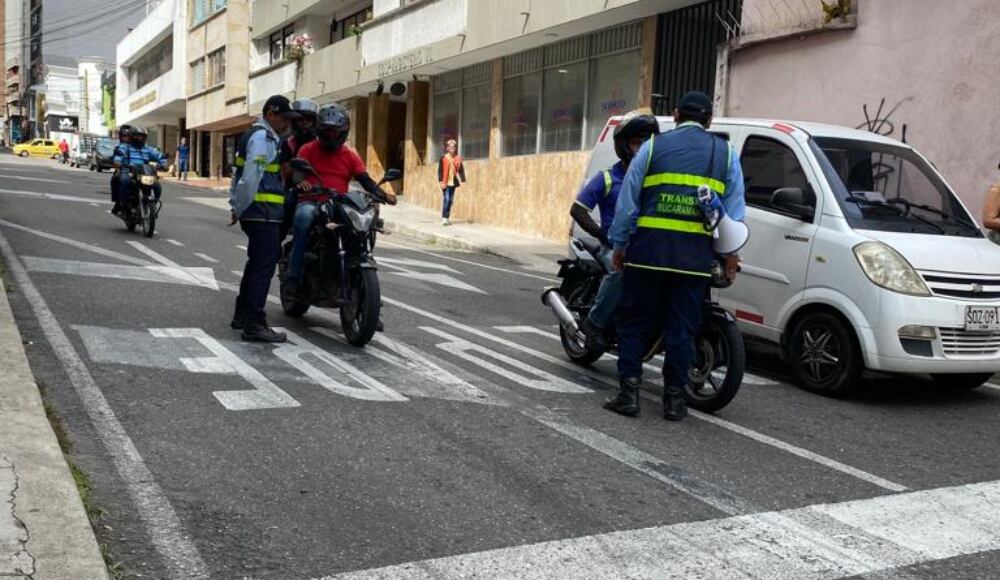 Tránsito de Bucaramanga ayuda a la movilidad - Twitter @transitobucara