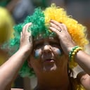 Aficionados al fútbol de Brasil observan como su selección queda afuera de Qatar 2022. (AP Photo/Bruna Prado)