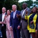 De izquierda a derecha, Billy Porter, el segundo caballero Doug Emhoff, la vicepresidenta Kamala Harris, el presidente Joe Biden, Philonise Floyd, el hermano de George Floyd y su esposa Keeta Floyd, escuchan durante un concierto del 16 de junio en el jardín sur de la Casa Blanca en Washington, el lunes. 10 de junio de 2024.