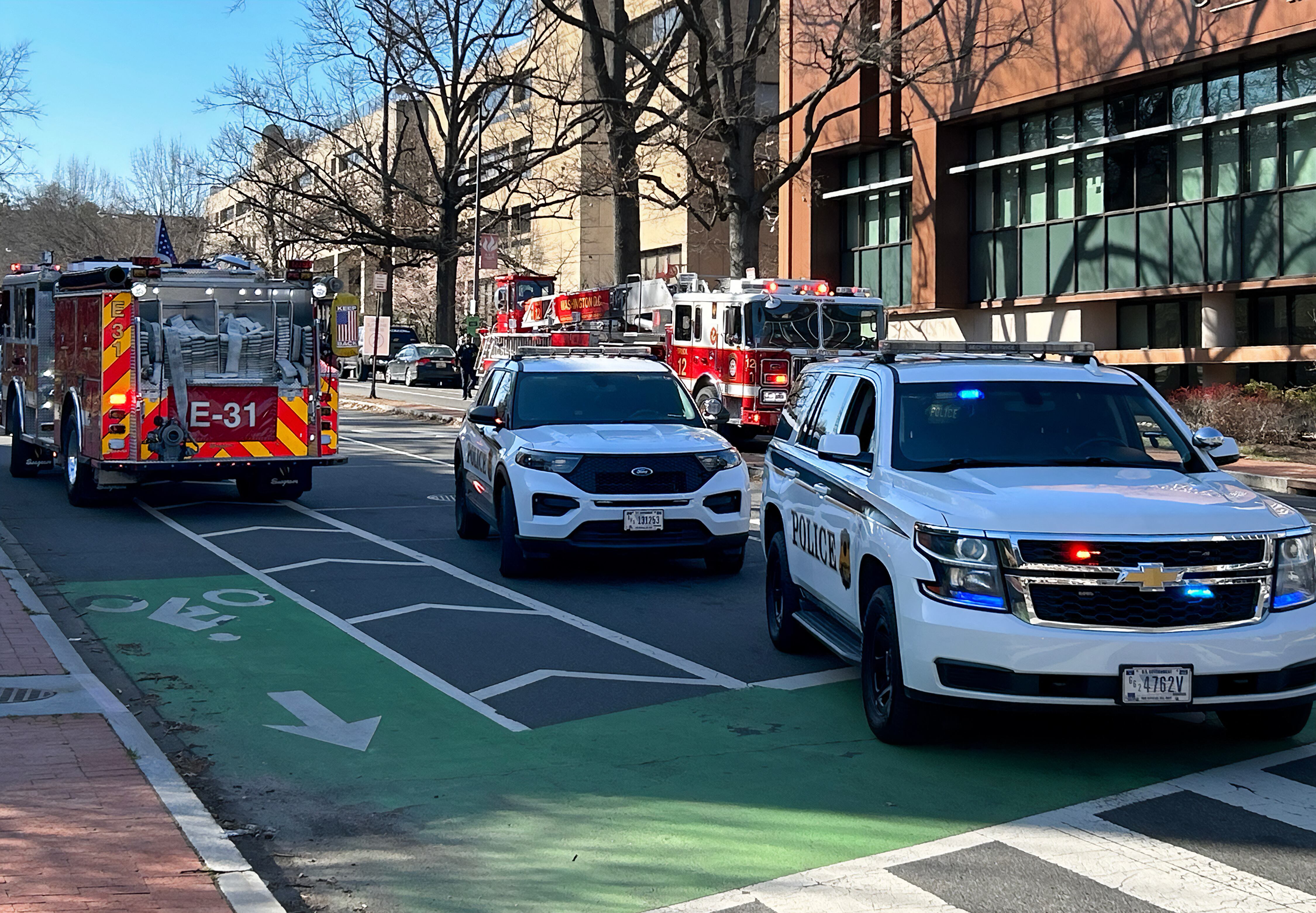 Hombre se prende en llamas frente a la embajada de Israel en Washington