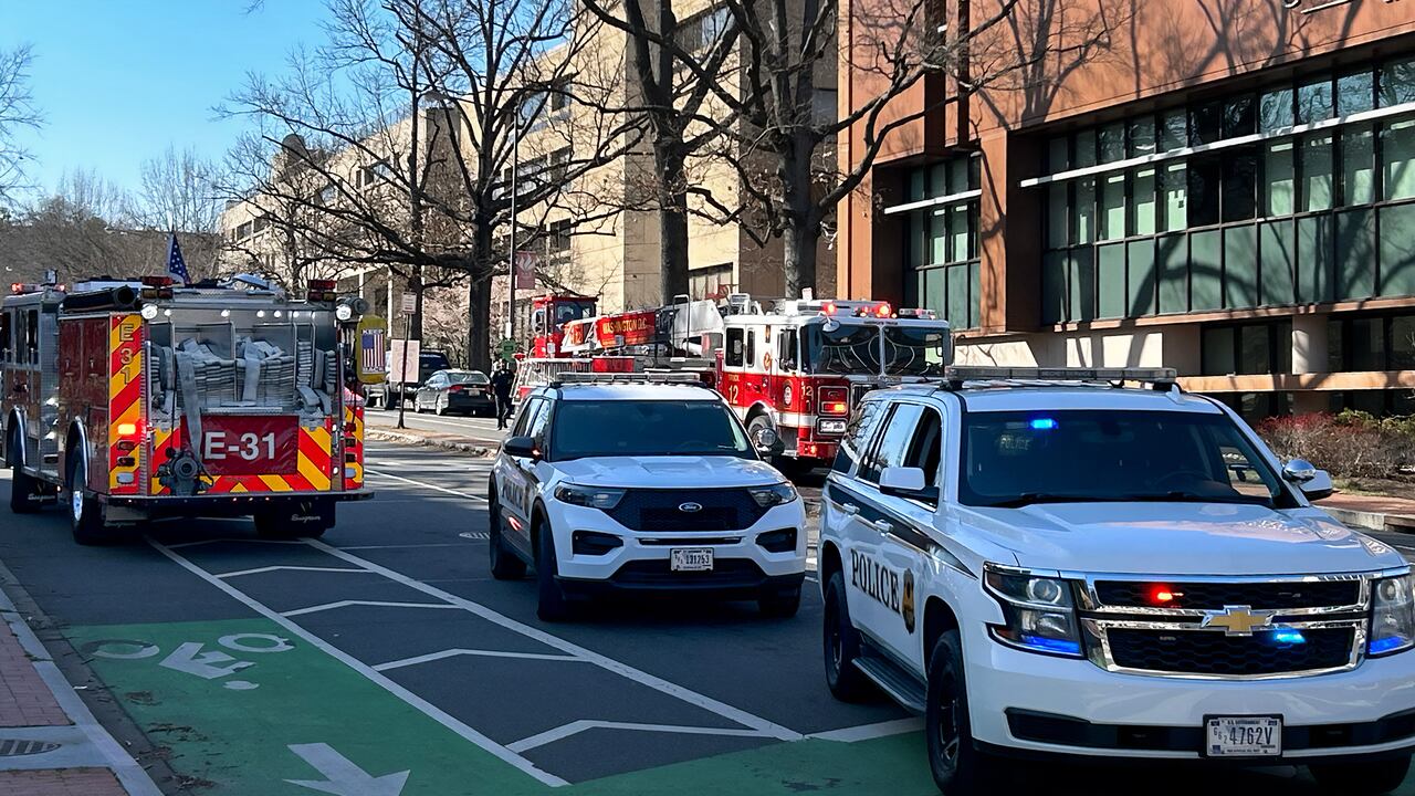 Hombre se prende en llamas frente a la embajada de Israel en Washington
