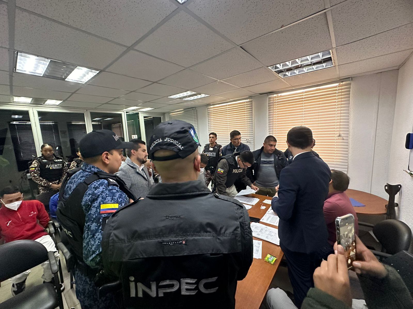 El mecanismo aplicado en estos casos "consiste en que personas nacionales colombianas condenadas por delitos en Ecuador" sean trasladadas a cárceles colombianas "para que terminen de purgar sus penas más cerca a sus familias", detalló el viceministro Umaña.