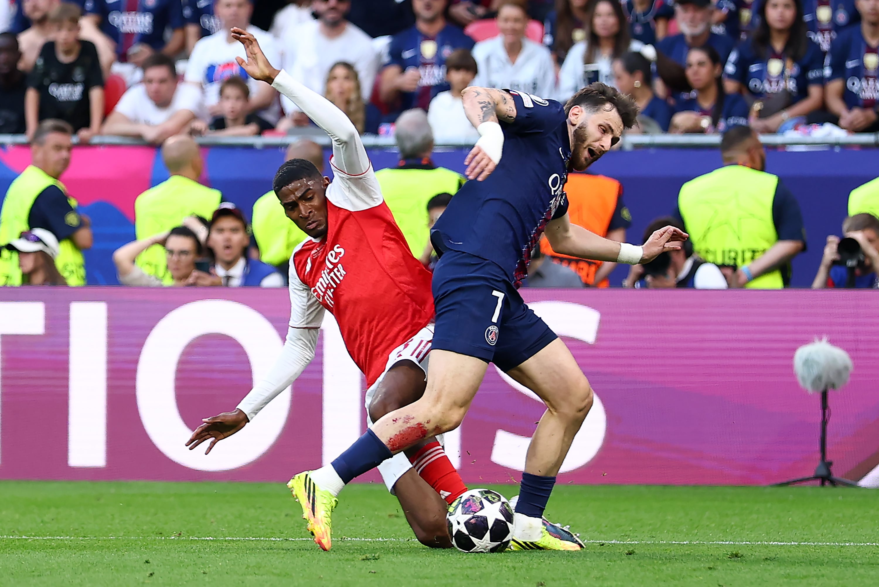 Cristhian Mosquera y Khvicha Kvaratskhelia en la jugada del penal en favor de PSG durante la final de UCL