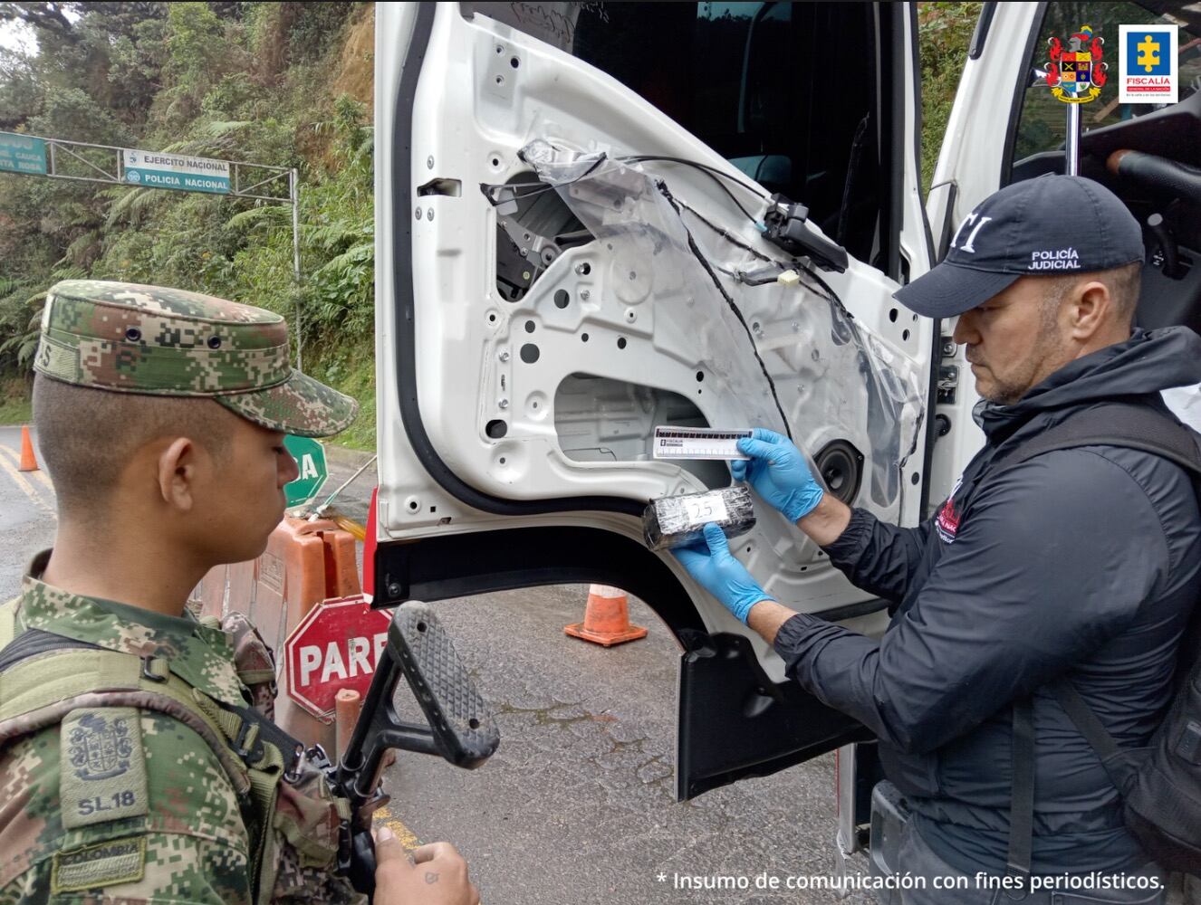 Durante la inspección fueron encontrados 42 paquetes de billetes, los cuales estaban distribuidos en el techo de la cabina, las puertas, la guantera central y el respaldo de la silla del copiloto.