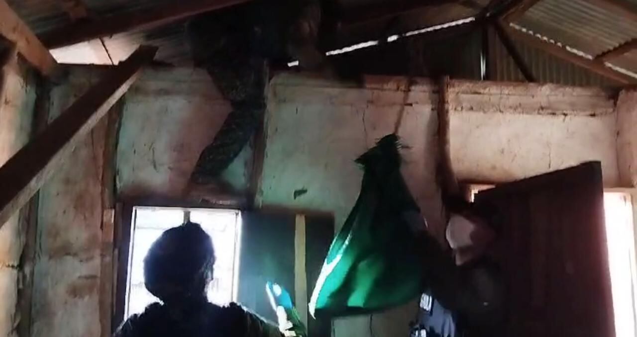 En el techo de una casa escondían las armas del Clan del Golfo, según la Policía.